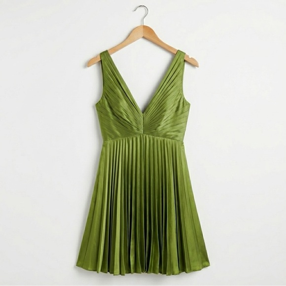 Abercrombie & Fitch Elegant Green Pleated Dress - Picture 3 of 7